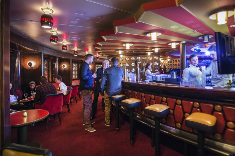 Borrel in de bar van ss Rotterdam.
