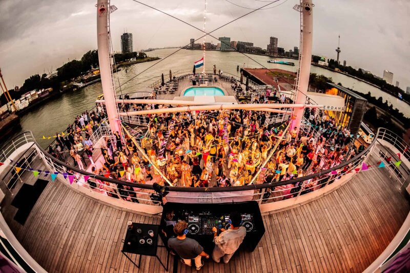 DJ evenement op het dek van ss Rotterdam.