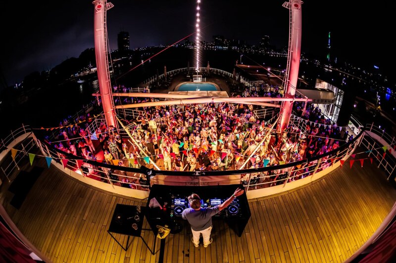 DJ op het dek van ss Rotterdam.
