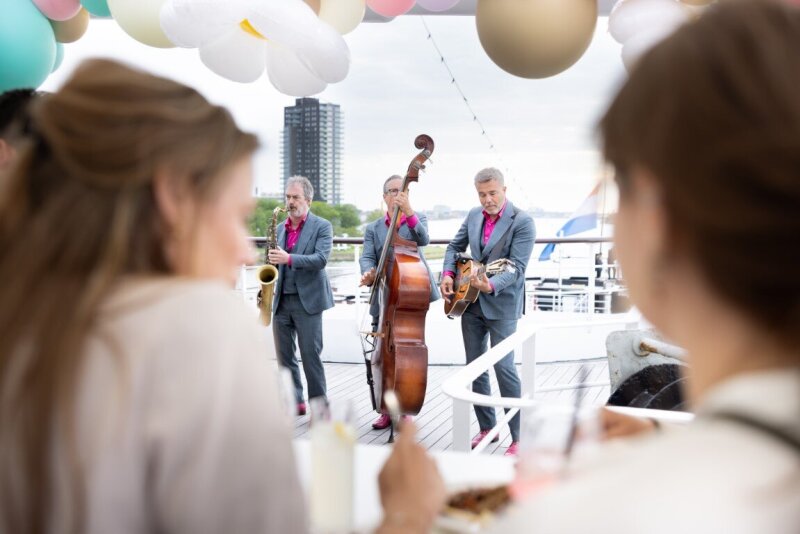 Live muziek op het dek van ss Rotterdam.