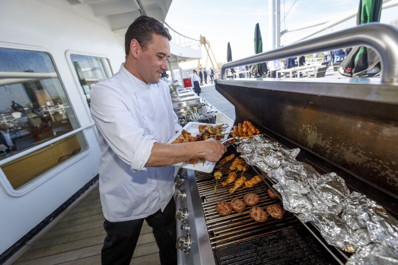 Barbecue op het dek van ss Rotterdam.