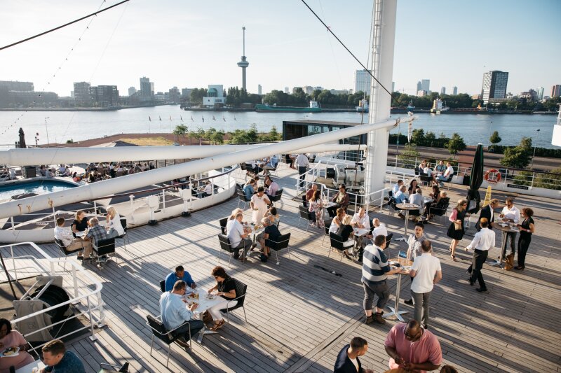 ss Rotterdam borrel op het dek met uitzicht op de Euromast.